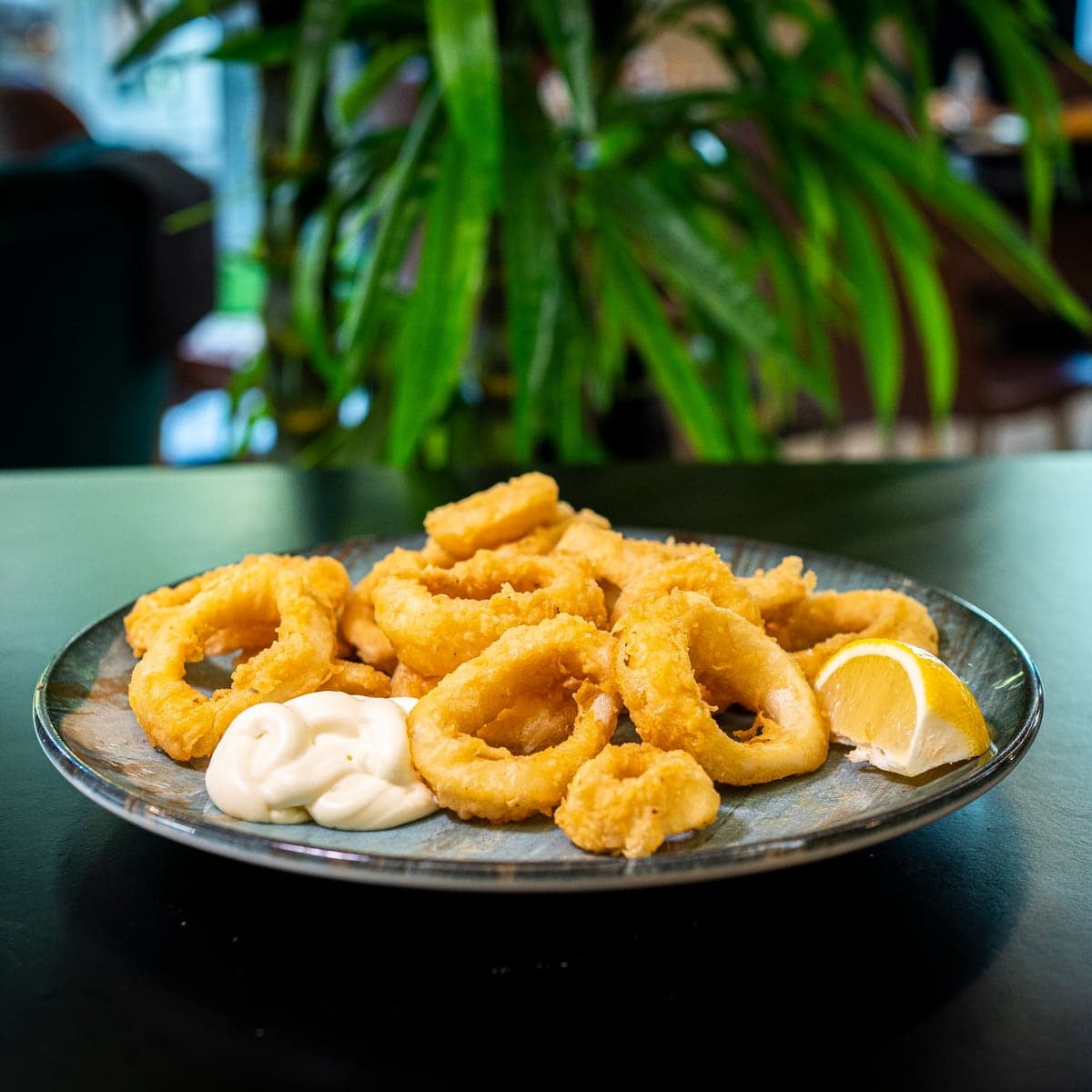 Calamares a la romana con limón y alioli