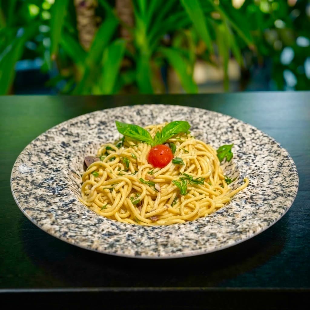 Espaguetis aglio e olio con perejil y tomate cherry